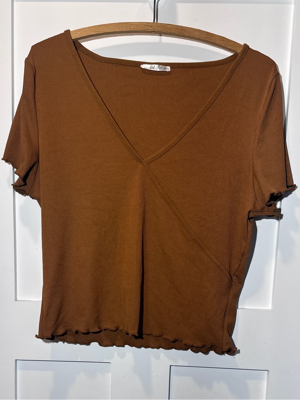 KTK Ribbed V-Neck Lettuce-Hem Crop Top in Browne 3XL